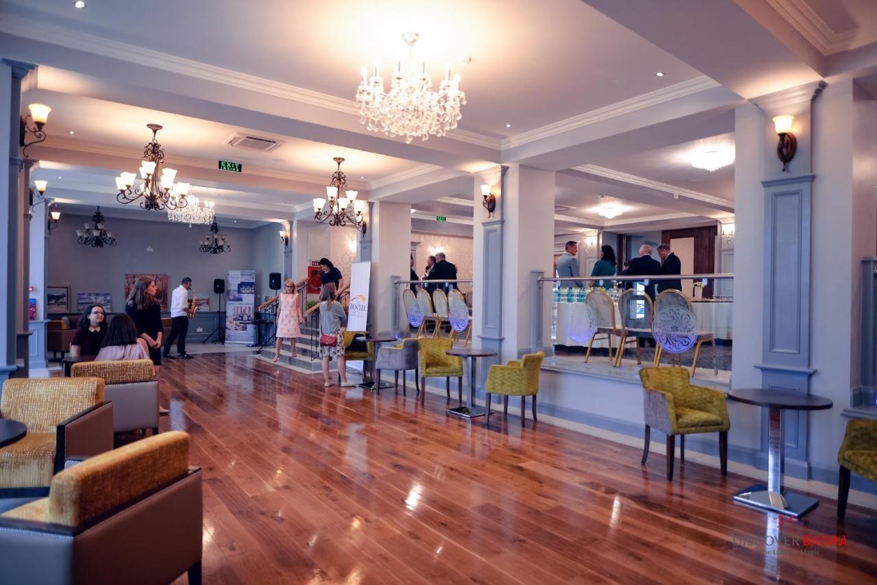 The Frontier Hotel Szeretvásár Kültér fotó