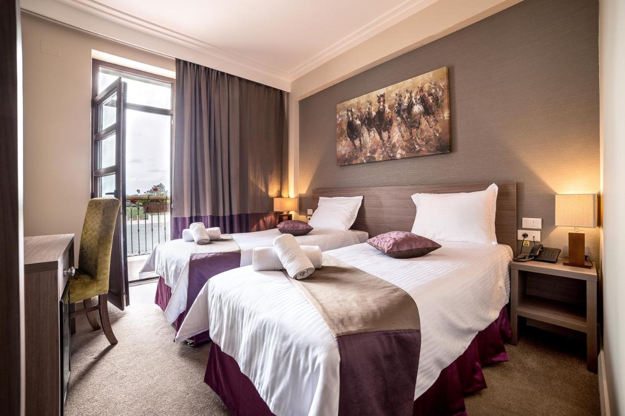 The Frontier Hotel Szeretvásár Kültér fotó