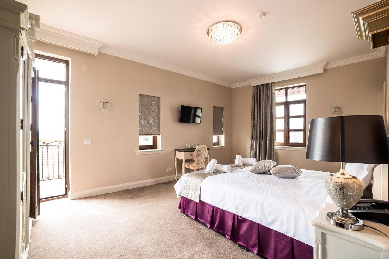 The Frontier Hotel Szeretvásár Kültér fotó